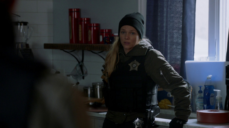 Under Armour Gloves in Chicago P.D. S10E21 "New Life" (2023) - 371894