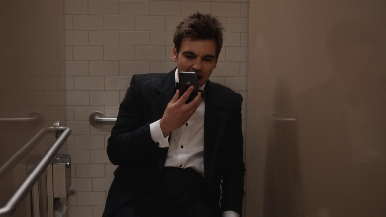 Apple iPhone Smartphones in The Other Two S03E05 "Cary & Brooke Go to an AIDS Play" (2023) - №374459