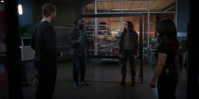 Vans Green Shoes in The Flash S09E12 "A New World, Part Three" (2023) - 372966