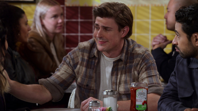 Nature's Promise Organic Tomato Ketchup on the Table in How I Met Your Father S02E12 "Not a Mamma Mia"  (2023) - 373426