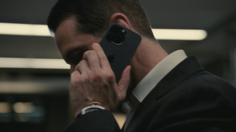 Apple iPhone Smartphone of Jeremy Strong as Kendall Roy in Succession S04E08 "America Decides" (2023) - 369594