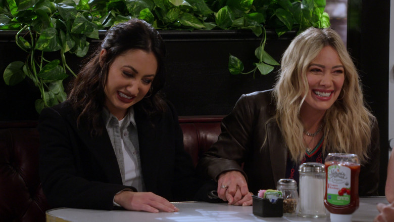 Nature's Promise Organic Tomato Ketchup on the Table in How I Met Your Father S02E12 "Not a Mamma Mia"  (2023) - 373427