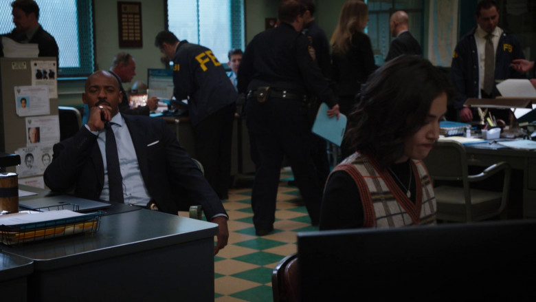 Apple MacBook Laptop in Law & Order S22E22 "Open Wounds" (2023) - 372741