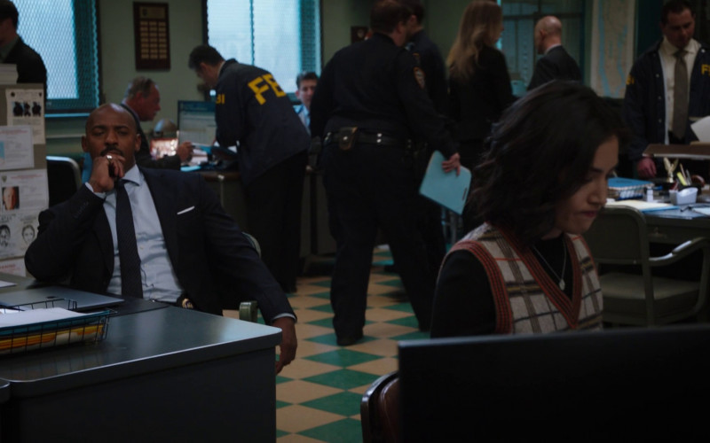 Apple MacBook Laptop in Law & Order S22E22 "Open Wounds" (2023)