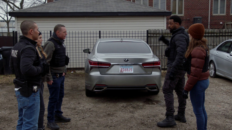 Under Armour Gloves in Chicago P.D. S10E21 "New Life" (2023) - 371896