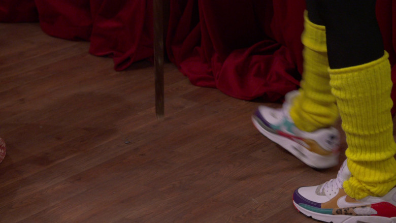 Nike Sneakers in The Neighborhood S05E22 "Welcome to the Opening Night" (2023) - 373930