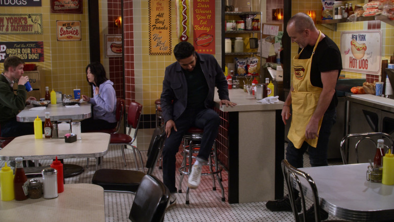 Heinz Ketchup, Pepsi Drinks and UTZ Snacks in How I Met Your Father S02E12 "Not a Mamma Mia"  (2023) - 373401