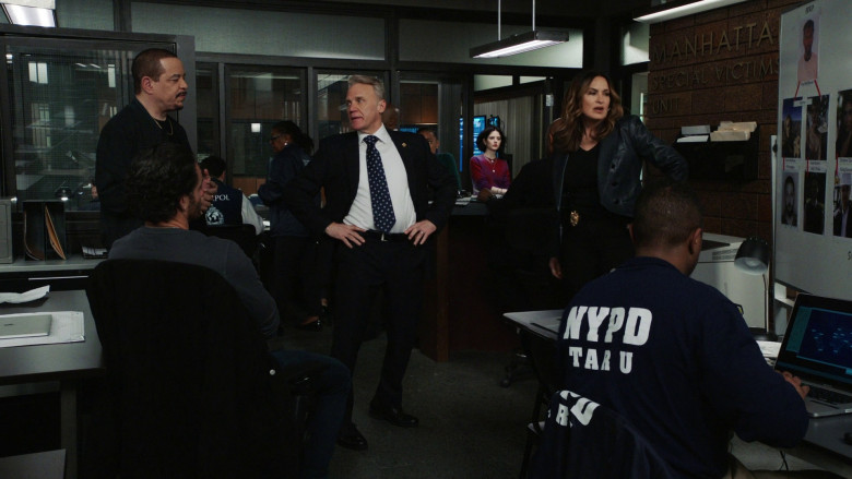 Apple MacBook Laptops in Law & Order: Special Victims Unit S24E22 "All Pain Is One Malady" (2023) - 372755