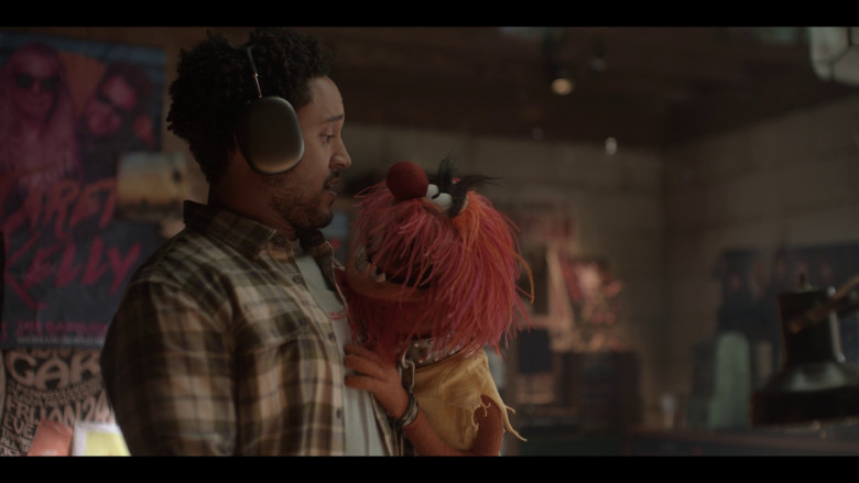 Apple Airpods Max Headphones in The Muppets Mayhem S01E06 "Track 6: Fortunate Son" (2023) - 368731