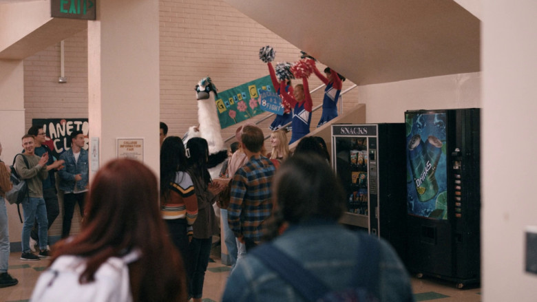 Doritos and Lay's Chips (Vending Machine) in American Born Chinese S01E07 "Beyond Repair" (2023) - 374395