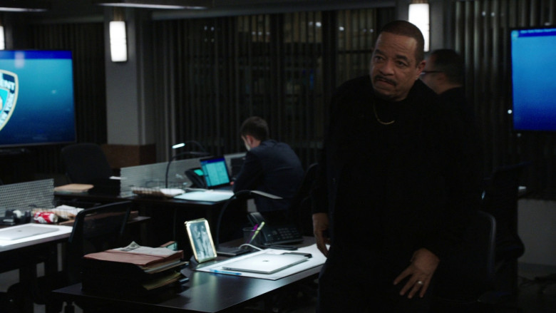 Apple MacBook Laptops in Law & Order: Special Victims Unit S24E21 "Bad Things" (2023) - 370198