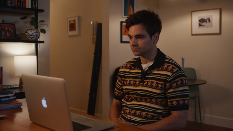 Apple MacBook Laptop Computers in The Other Two S03E03 "Cary Becomes Somewhat of a Name" (2023) - 369495