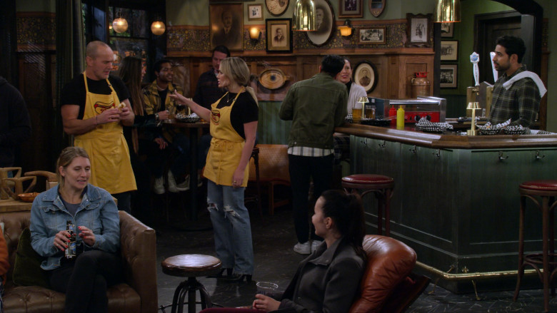 Blue Moon Beer in How I Met Your Father S02E13 "Family Business" (2023) - 375214