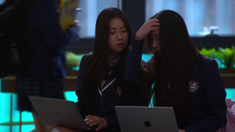 Apple MacBook Laptops in XO, Kitty S01E09 "SNAFU" (2023) - 371752
