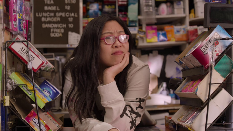 Altoids, Wrigley DoubleMint Gum, Tums, Life Savers, Ice Breakers Candy in Awkwafina Is Nora From Queens S03E03 "Love & Order" (2023) - 368803