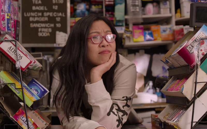 Altoids, Wrigley DoubleMint Gum, Tums, Life Savers, Ice Breakers Candy in Awkwafina Is Nora From Queens S03E03 "Love & Order" (2023)