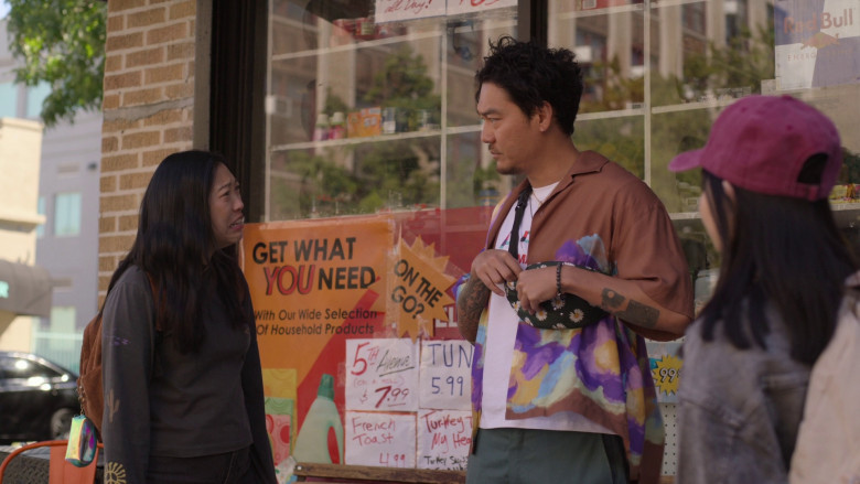 Red Bull Energy Drinks in Awkwafina Is Nora From Queens S03E05 "Bad Grandma" (2023) - №374427
