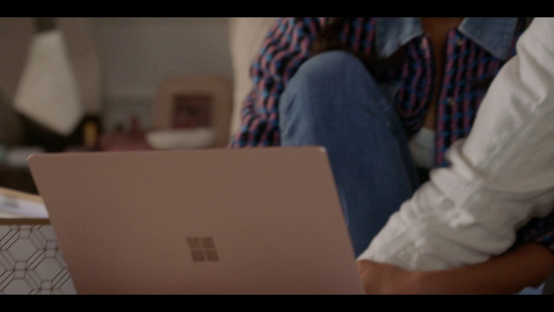 Microsoft Surface Laptops in All American S05E20 "Now That We've Found Love" (2023) - 370417