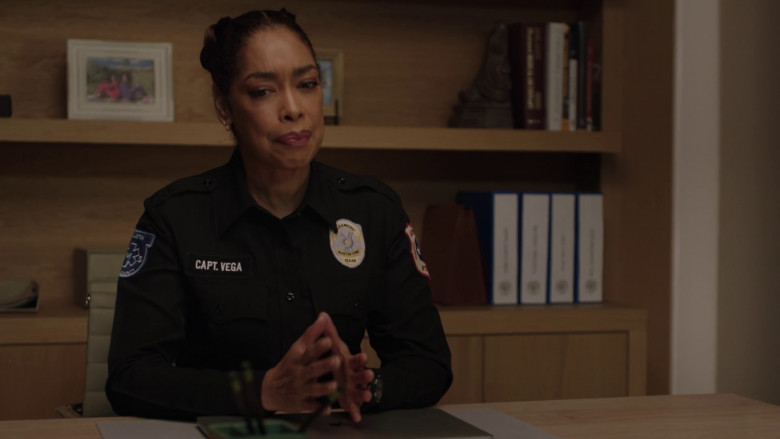 Apple MacBook Laptop in 9-1-1: Lone Star S04E15 "Donors" (2023) - 366760