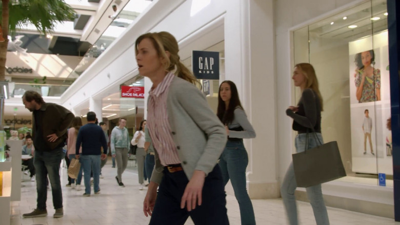 Shoe Palace and GAP Stores in 9-1-1 S06E16 "Lost & Found" (2023) - 366617