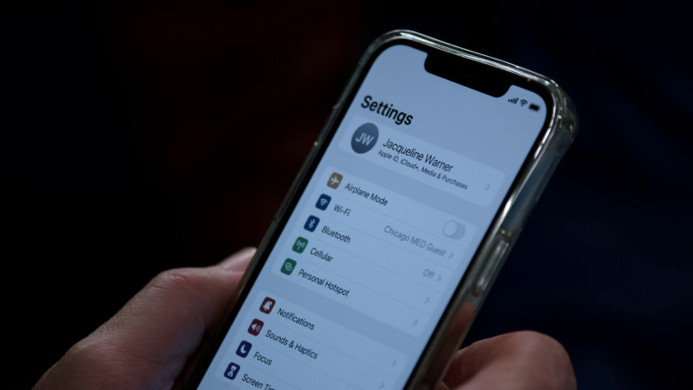 Apple iPhone Smartphones in Chicago Med S08E20 "The Winds of Change Are Starting to Blow" (2023) - 368890