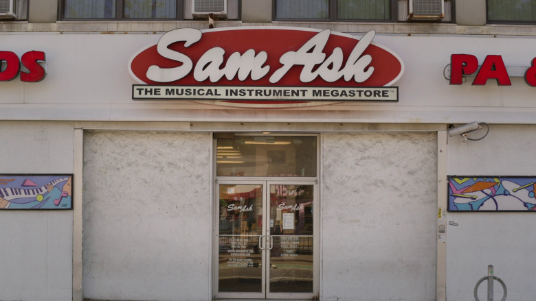 Sam Ash Music Store in Awkwafina Is Nora From Queens S03E05 "Bad Grandma" (2023) - №374431