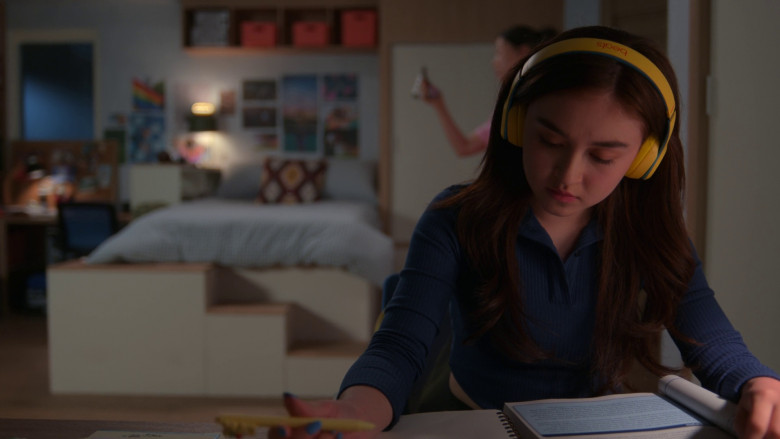 Beats Wireless Yellow Headphones Used by Anna Cathcart in XO, Kitty S01E09 "SNAFU" (2023) - 371766