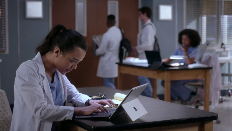 Microsoft Surface Tablets in Grey's Anatomy S19E18 "Ready to Run" (2023) - 369456