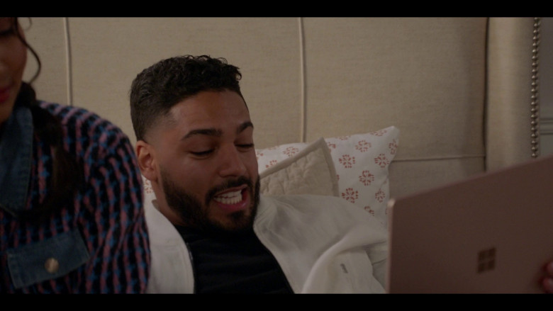 Microsoft Surface Laptops in All American S05E20 "Now That We've Found Love" (2023) - 370418