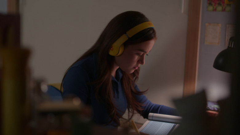Beats Wireless Yellow Headphones Used by Anna Cathcart in XO, Kitty S01E09 "SNAFU" (2023) - 371767