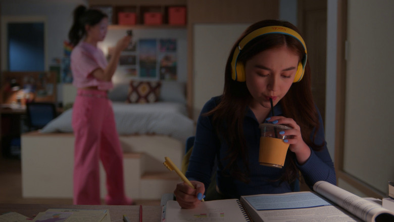 Beats Wireless Yellow Headphones Used by Anna Cathcart in XO, Kitty S01E09 "SNAFU" (2023) - 371768