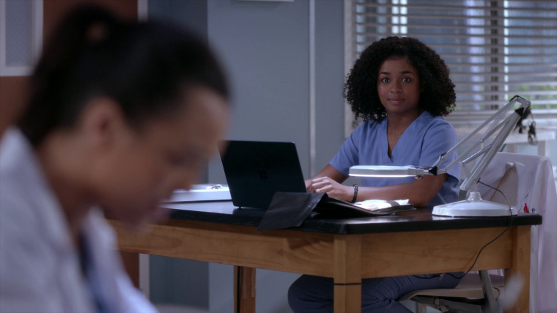Microsoft Surface Laptop in Grey's Anatomy S19E18 "Ready to Run" (2023) - 369447