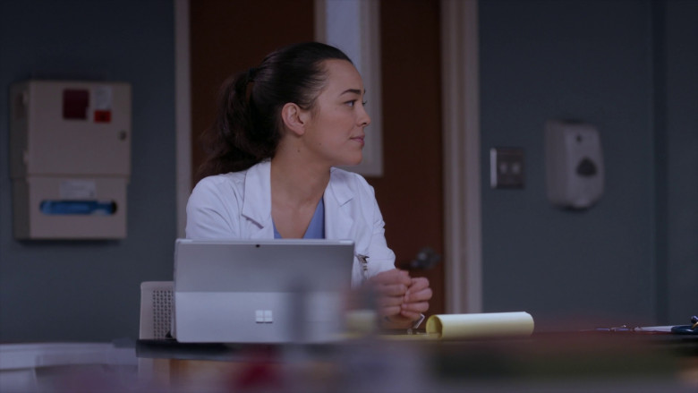 Microsoft Surface Tablets in Grey's Anatomy S19E18 "Ready to Run" (2023) - 369457