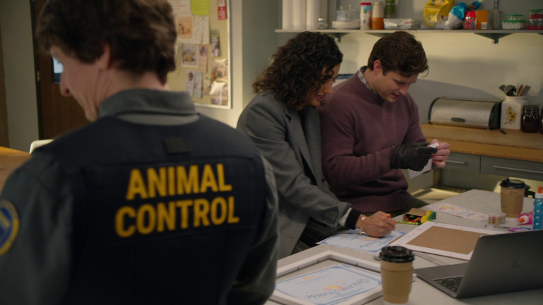 Apple MacBook Laptop in Animal Control S01E12 "Unicorns and Mountain Lions" (2023) - 367251