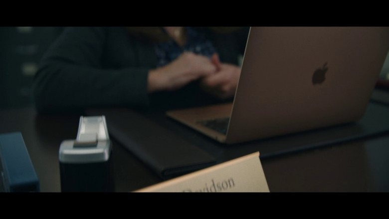 Apple MacBook Laptop in Bupkis S01E03 "Picture" (2023) - 367059