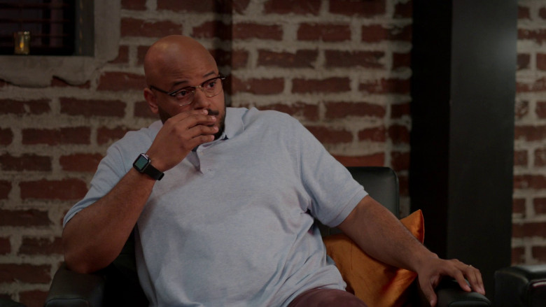 Apple Watches in Grand Crew S02E10 "Wine & Tastings" (2023) - 366423