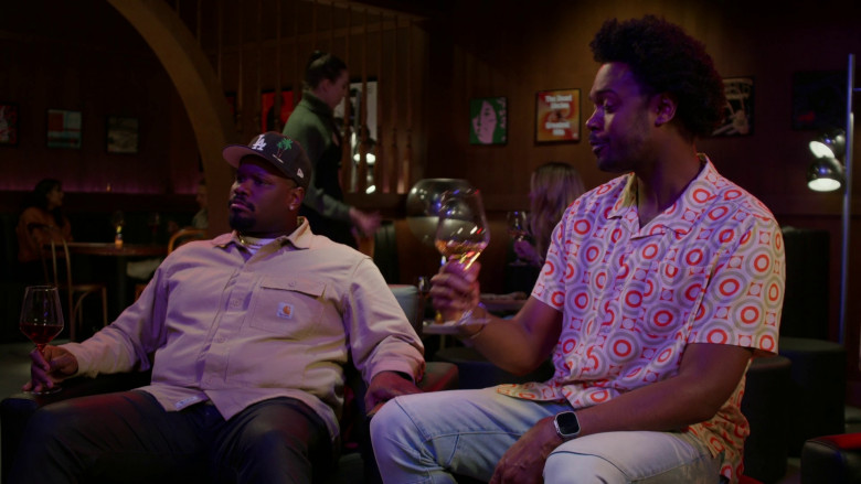 Apple Watches in Grand Crew S02E10 "Wine & Tastings" (2023) - 366424