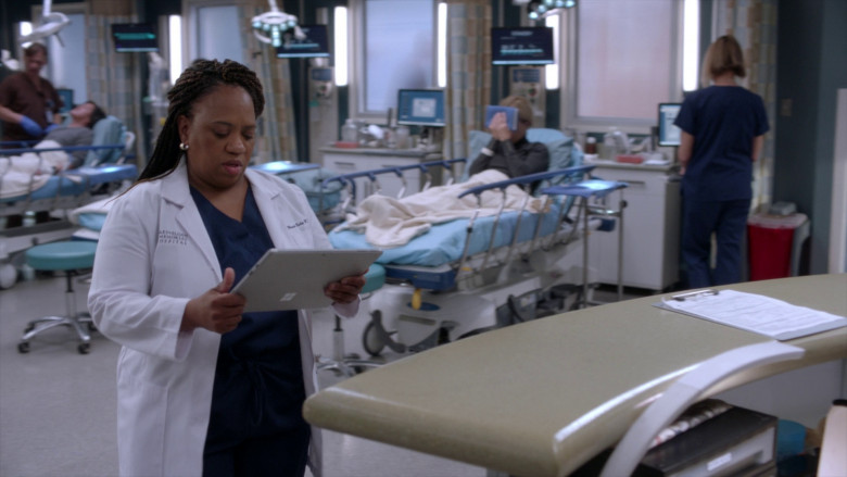 Microsoft Surface Tablets in Grey's Anatomy S19E17 "Come Fly With Me" (2023) - 367391
