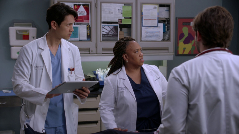 Microsoft Surface Tablets in Grey's Anatomy S19E17 "Come Fly With Me" (2023) - 367392