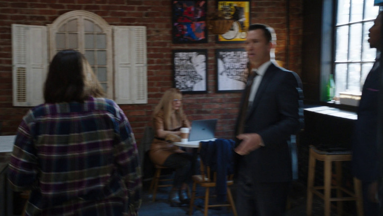 Apple MacBook Laptops in Law & Order S22E19 "Private Lives" (2023) - 366449