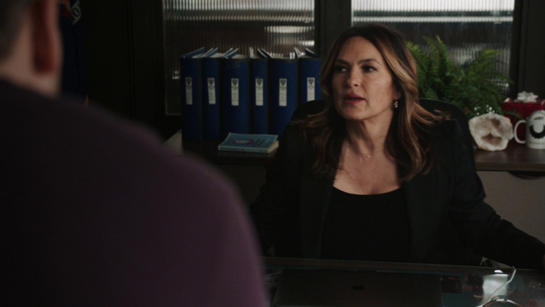 Apple MacBook Laptops in Law & Order: Special Victims Unit S24E19 "Bend the Law" (2023) - 366464