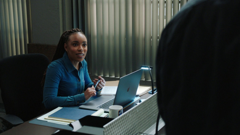 Apple MacBook Laptops in Law & Order: Special Victims Unit S24E19 "Bend the Law" (2023) - 366465