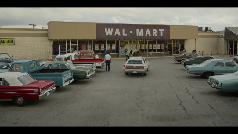 Walmart Store and Western Union Sign in Love & Death S01E04 "Do No Evil" (2023) - 367412