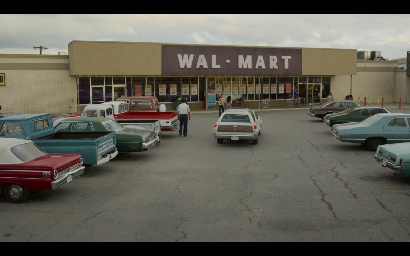 Walmart Store and Western Union Sign in Love & Death S01E04 "Do No Evil" (2023)