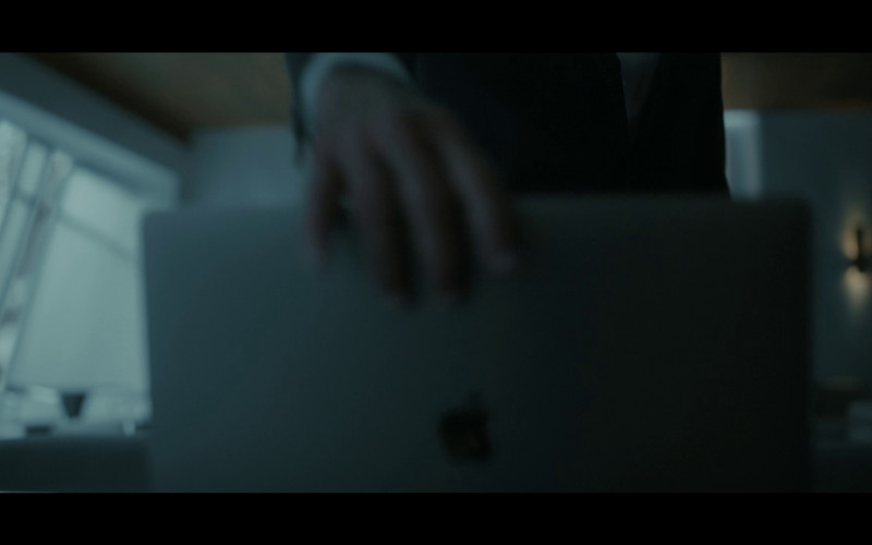 Apple MacBook Pro Laptops in Rabbit Hole S01E07 "Gilgamesh" (2023)