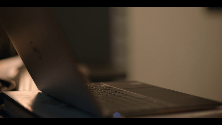 Dell Laptop in Saint X S01E04 "A Disquieting Emptiness" (2023) - 366805