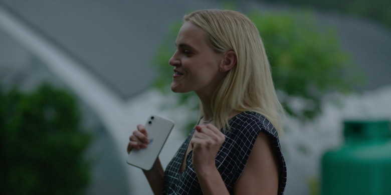 Apple iPhone Smartphone of Madeline Brewer as Liz in Space Oddity (2022) - 366182