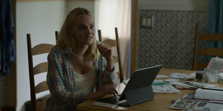 Apple iPhone Smartphone of Madeline Brewer as Liz in Space Oddity (2022) - 366184