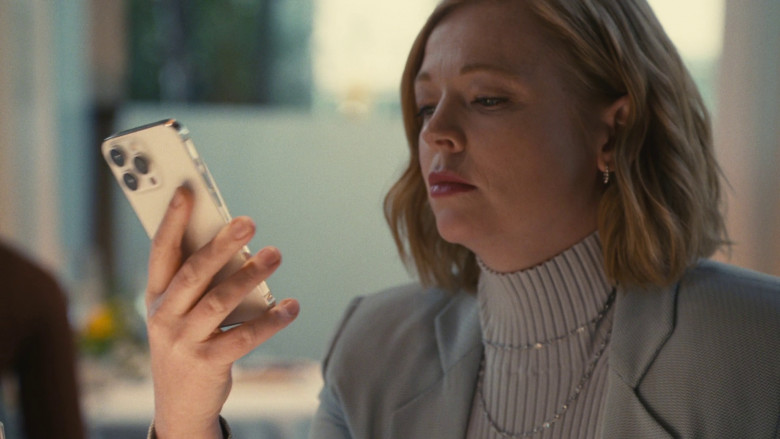Apple iPhone Smartphone Used by Sarah Snook as Siobhan 'Shiv' Roy in Succession S04E07 "Tailgate Party" (2023) - 367618