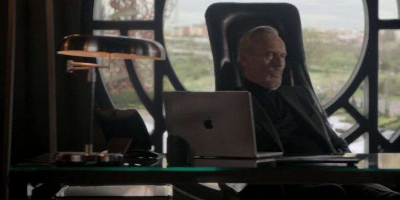 Apple MacBook Laptop Computers in Ted Lasso S03E08 "We'll Never Have Paris" (2023) - 366854